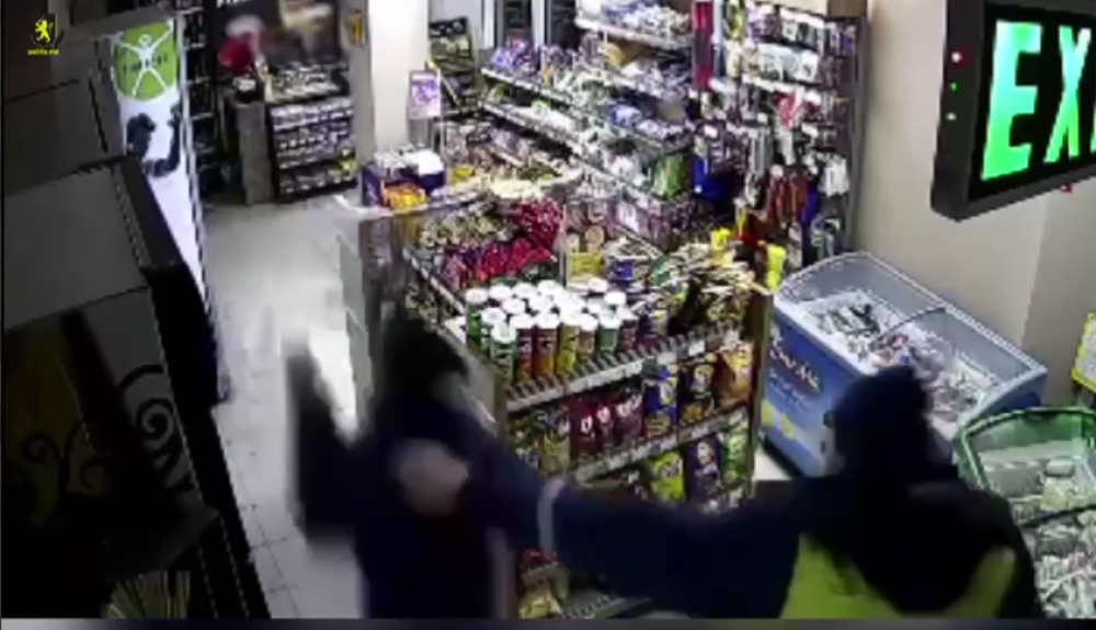 Un tânăr riscă ani grei de închisoare după ce a amenințat o vânzătoare cu un cuțit și a sustras 3000 de lei